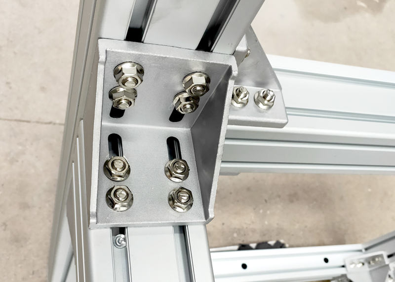 鋁合金型材在經過加工后主要都是用來安裝成鋁框架的，這樣的鋁框架在生活中已經到處可見了。像一些白板架、貨架、吸煙亭等等都是用鋁型材加工安裝的，非常美觀大方。本文我們要討論的是鋁型材連接方式對鋁型材報價的影響。