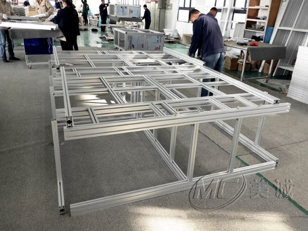 疫情繼續(xù)在歐美一些國家蔓延，口罩依舊緊缺，尤其是防護(hù)性能剛好的N95口罩。因此N95口罩機(jī)生產(chǎn)壓力非常大。很多生產(chǎn)N95口罩的都增加口罩機(jī)生產(chǎn)線的數(shù)量用以擴(kuò)大生產(chǎn)，因此市場上對口罩機(jī)的需求也是大大增加。在這個(gè)時(shí)間就是生命是特殊時(shí)期，N95口罩機(jī)機(jī)架從設(shè)計(jì)到交付要多久是眾多口罩機(jī)生產(chǎn)廠家關(guān)注的一個(gè)問題。今天美誠鋁業(yè)作為鋁型材機(jī)架生產(chǎn)加工廠家來幫助解答這個(gè)問題。